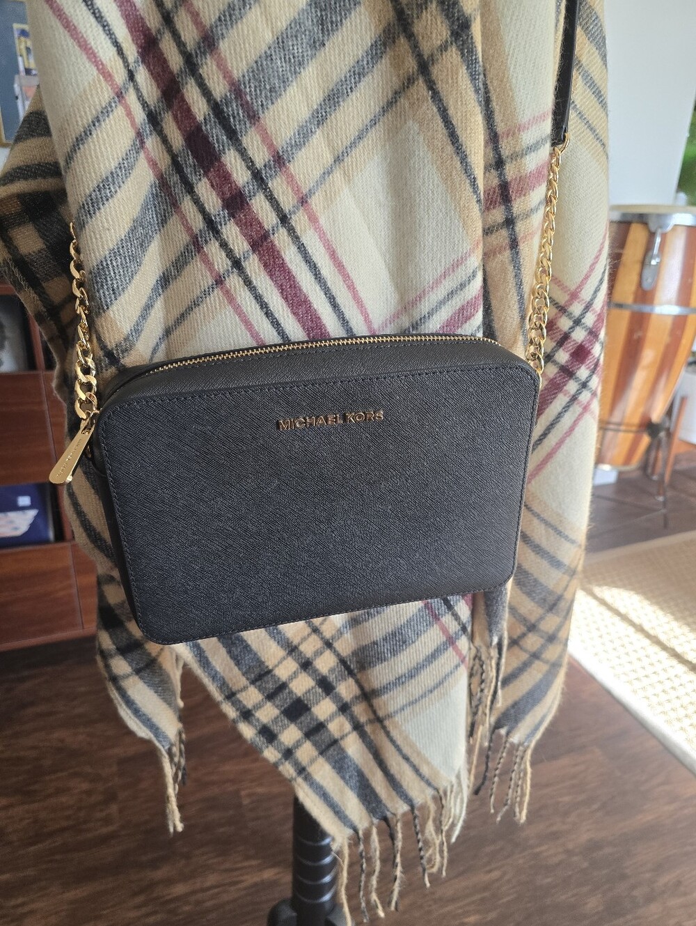 Michael Kors Jet Set Saffiano Leather Crossbody Bag - Blk with Gold Hardware - Picture 4 of 16